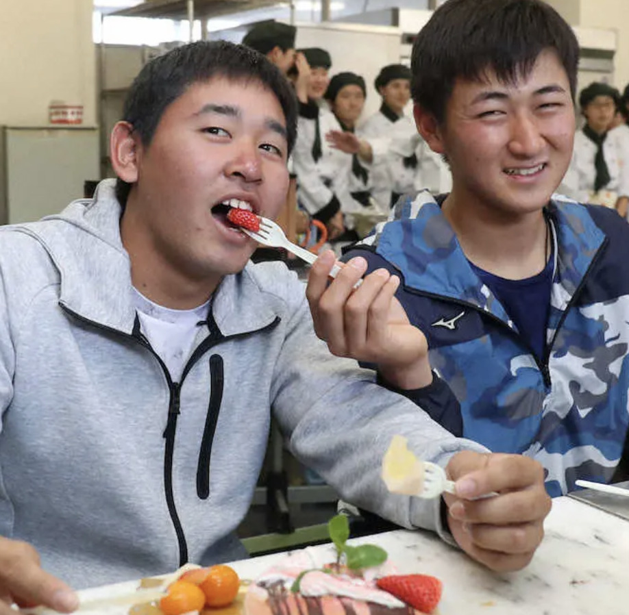 宮城大弥と紅林弘太郎