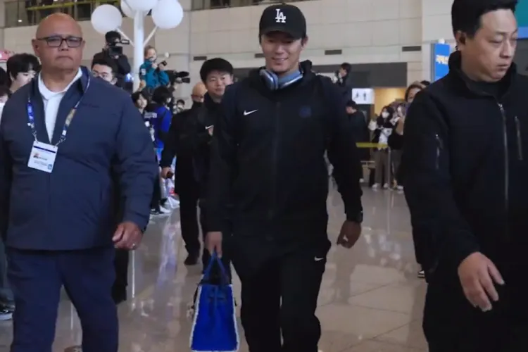 空港移動する山本由伸投手