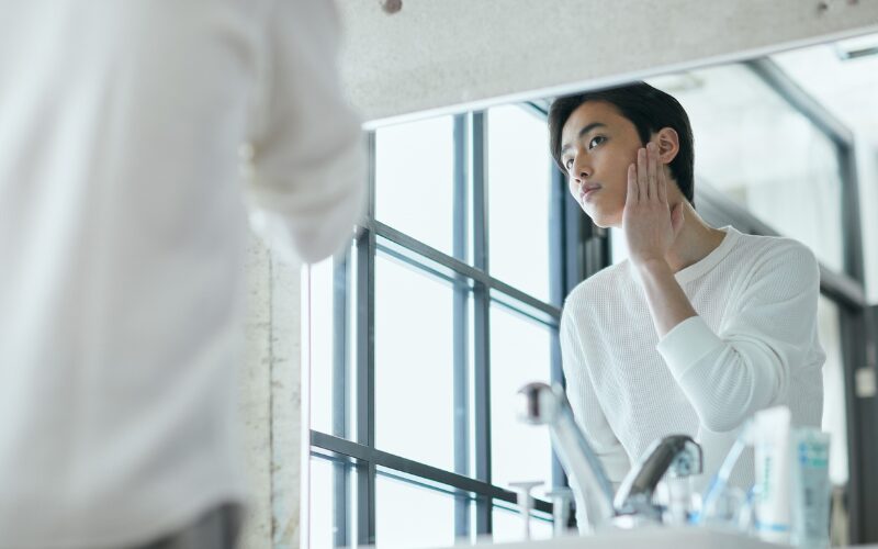 肌荒れを気にする男性