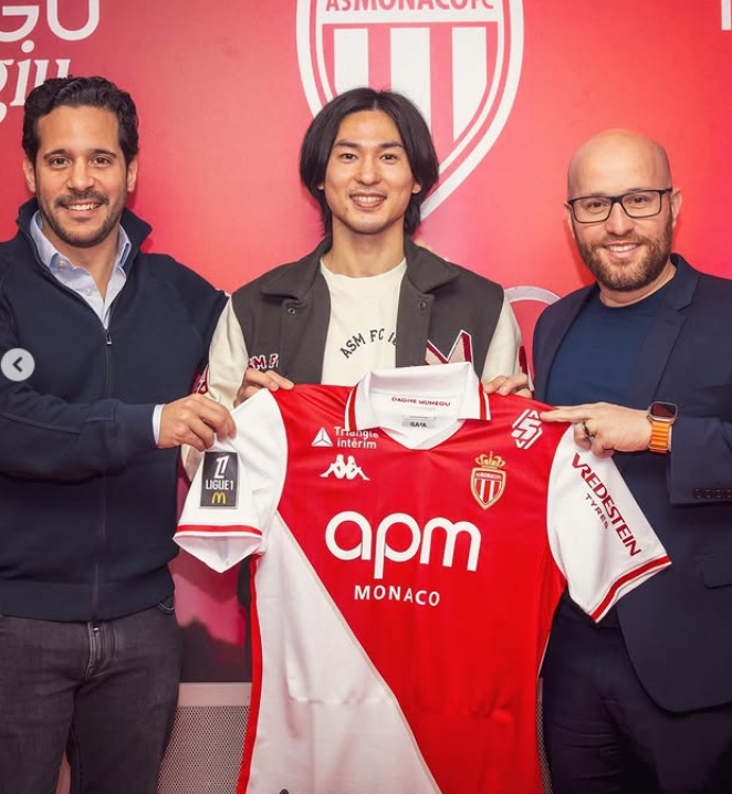 モナコのユニフォームを持つ南野拓実選手