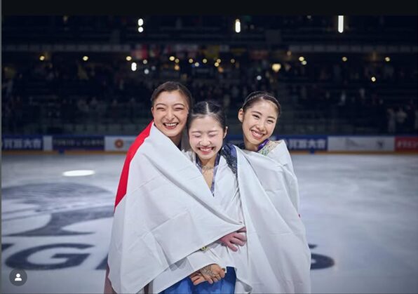 2025年グランプリシリーズでメダルを獲得した際の中井亜美、坂本香織、住吉りおん