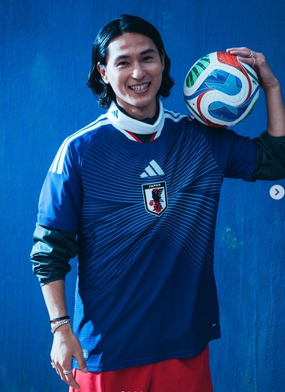 日本代表のユニフォームを着ている南野拓実選手