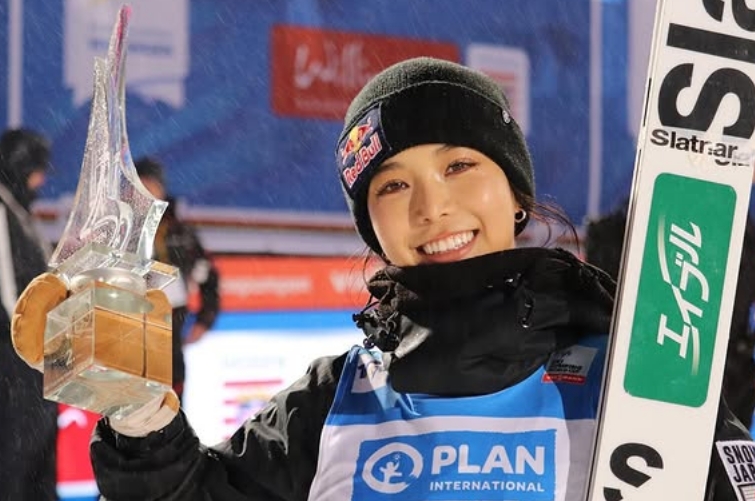 2024年に銀メダルとなり表彰台にあがった高梨沙羅選手