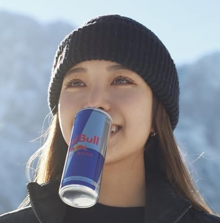 レッドブルを咥えている高梨沙羅選手