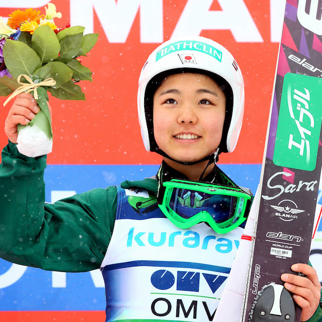 表彰台で花束を持つ高梨沙羅選手