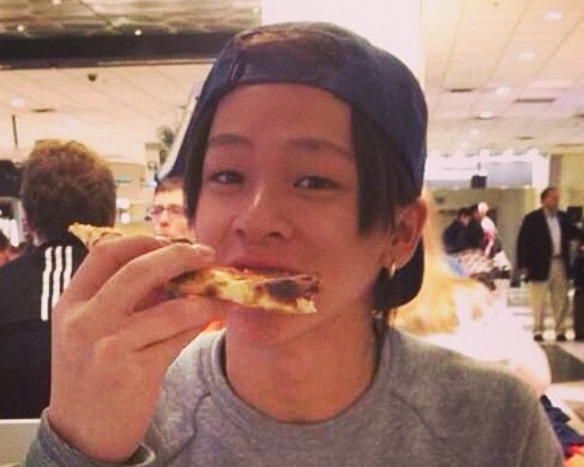 ご飯を食べている平野歩夢選手