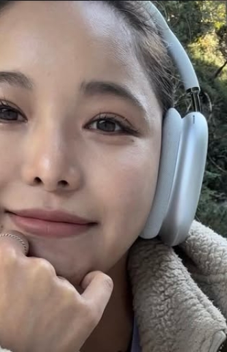 音楽を聴いてリラックスしている高梨沙羅選手