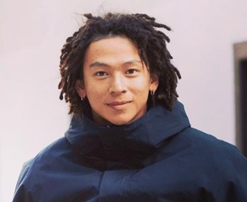 ユニクロの平野歩夢モデルを着ている平野歩夢選手。