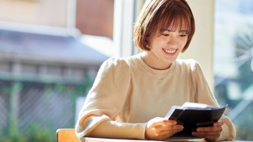 若い女性がファッション誌を読んでいる様子