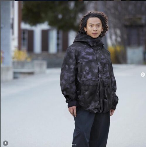 ユニクロとの共同開発によって生まれたハイブリッドダウンスノーボードパーカ2022年モデルの広告を行う平野歩夢