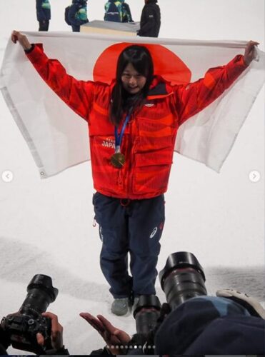 2026年2月10日ミラノ・コルティナオリンピックのスノーボード女子ビッグエアで金メダルを獲得したことを報告する村瀬心椛