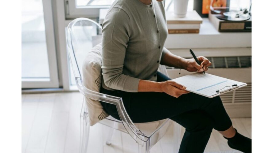 アンケートに答える女性の様子