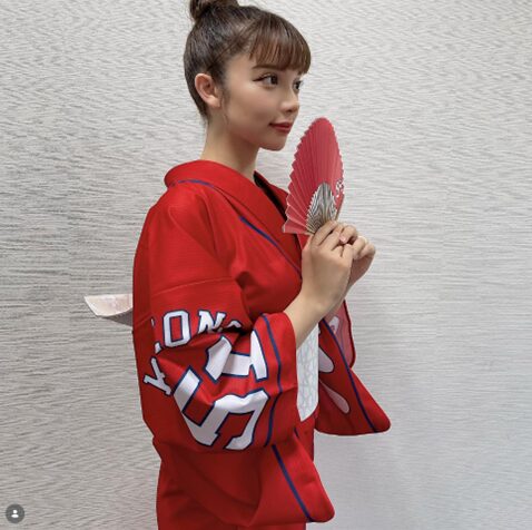 2022年7月30日結婚報告後、小園海斗顔出し前の状況。「カープの推しメン浴衣着ました」と、小園海斗を推しと表現している渡辺リサ