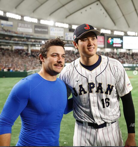 2023年3月17日WBCの球場で、ロサンゼルス・エンゼルスのチームメイト、デビッド・フレッチャーと写真撮影をする大谷翔平