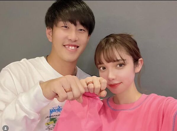 2022年11月21日2022年シーズン終了を報告する小園海斗と渡辺リサ