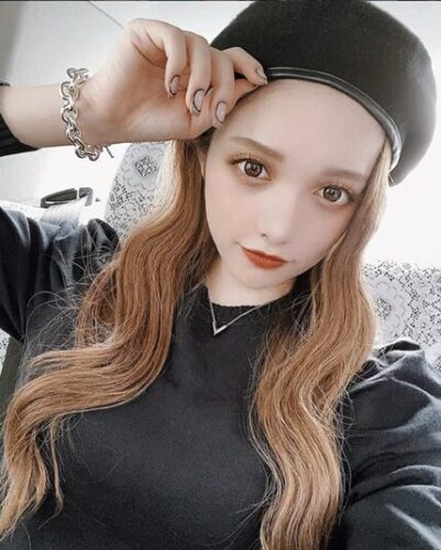 2020年9月25日お気に入りのアクセサリーについて言及する渡辺リサ