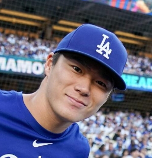 ドジャースで写真撮影をする山本由伸選手